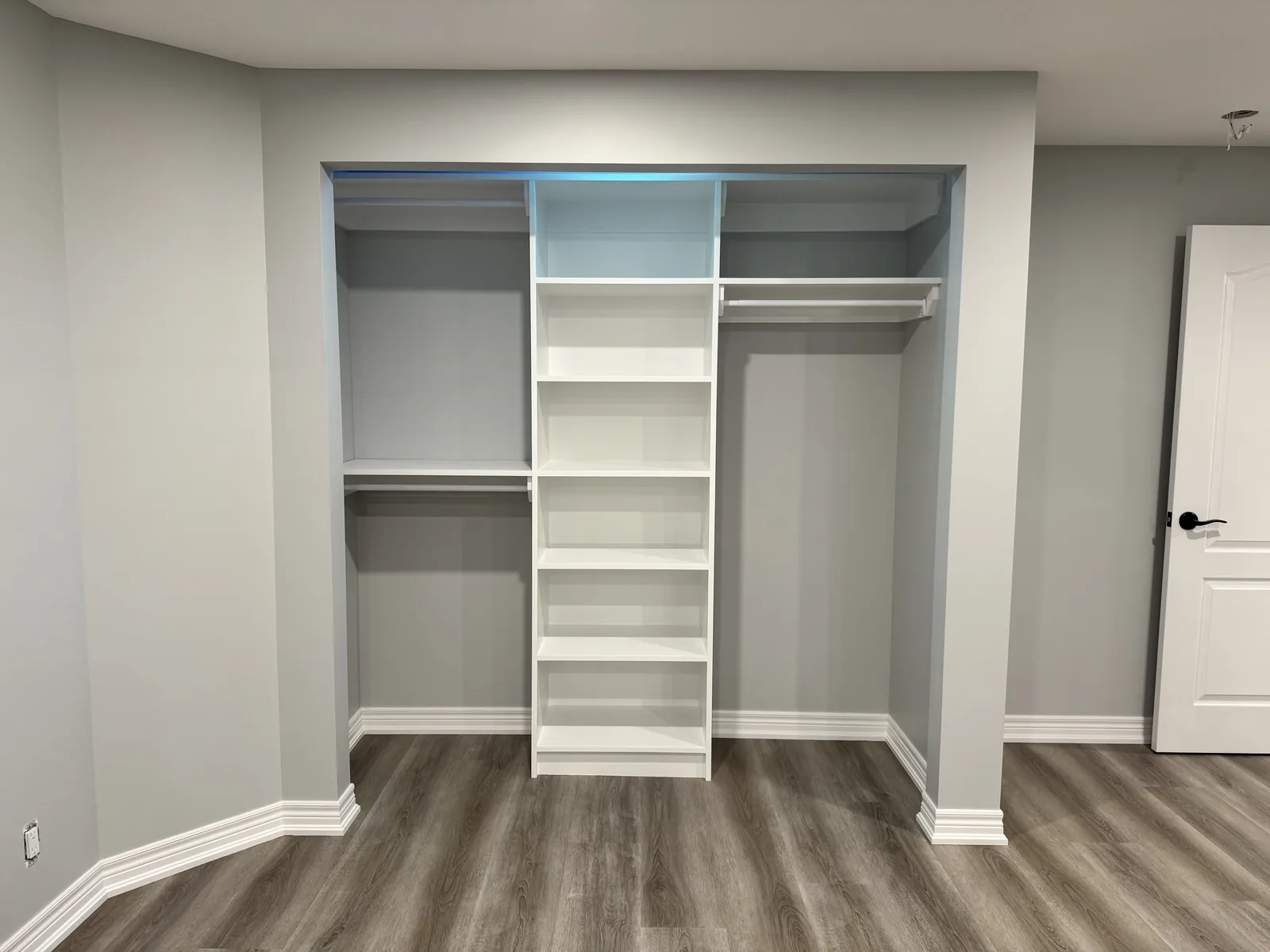 Fitted closet with adjustable shelving and a double hanging rail