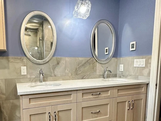 Double vanity with two oval mirrors on a quartz top