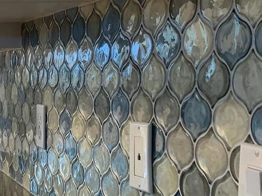 Arabesque glass tile close up, the full run behind the counter