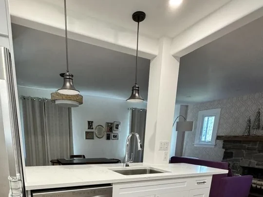 Pendants hung over a peninsula with under cabinet lighting behind